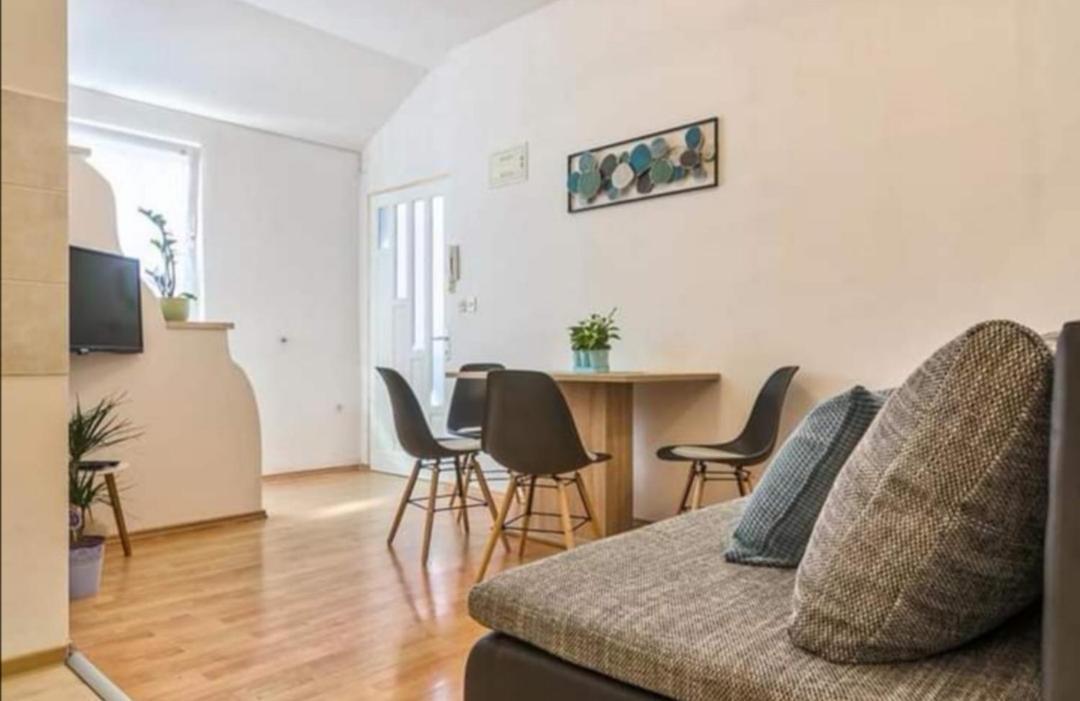 Apartman Zara Center Pula Exterior photo